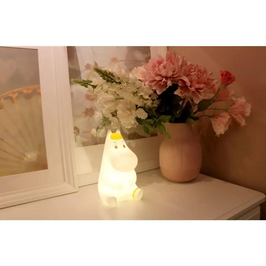 Muumi Niiskuneiti 13cm Yövalo Lahjarasiassa 5 Muumi Niiskuneiti 13cm Yövalo Lahjarasiassa - Image 3